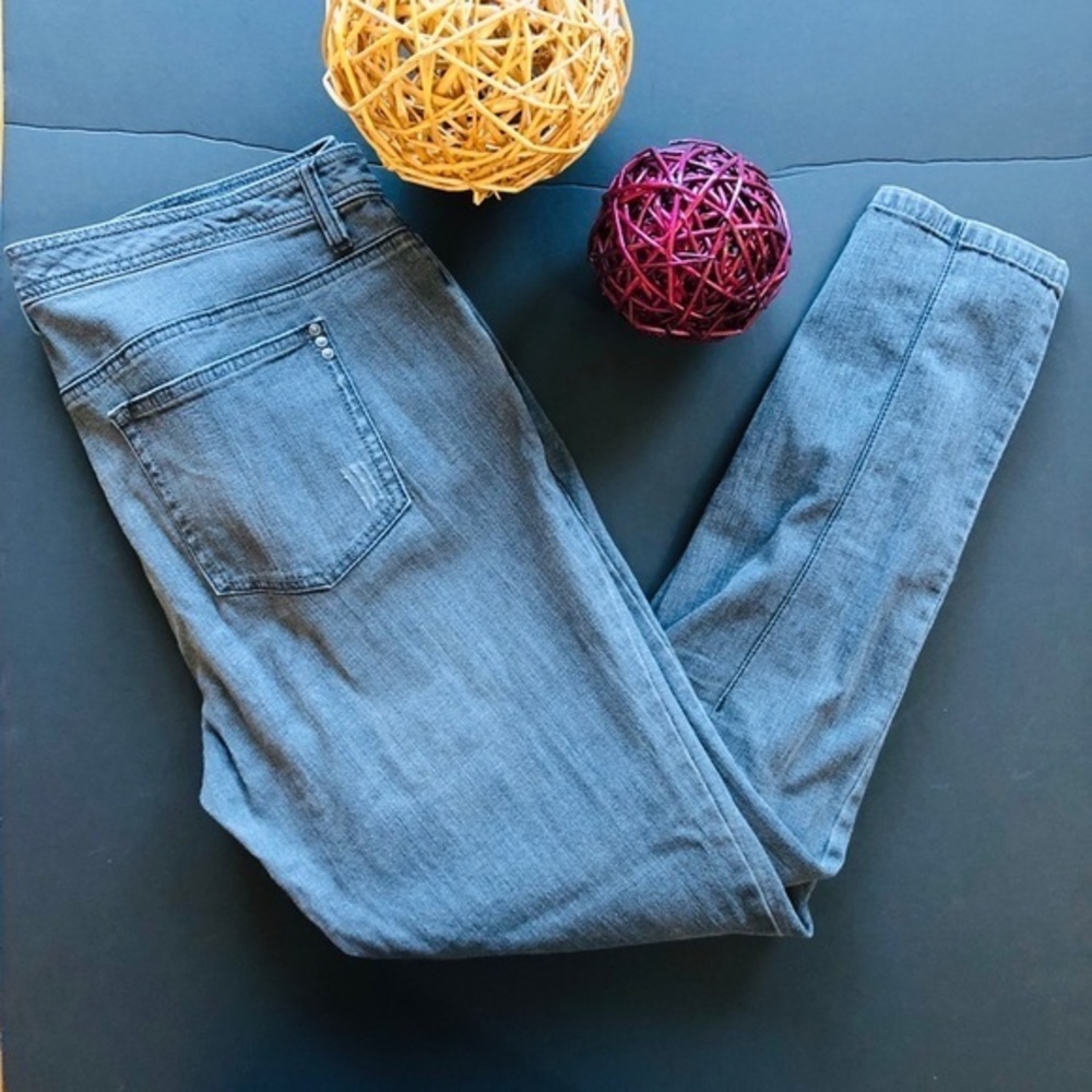 Avenue gray taper leg, factory distressed jeans, Sz. 14
